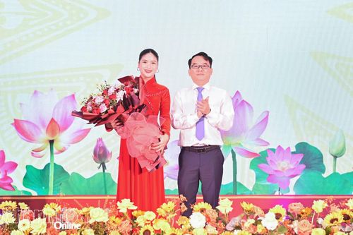 Ông Võ Chí Vương - Giám đốc Sở Nội vụ, Phó Chủ tịch Thường trực Hội đồng Thi đua - Khen thưởng tỉnh tặng hoa cho đại diện đoàn ca múa nhạc thuộc Nhà hát Nghệ thuật truyền thống tỉnh.