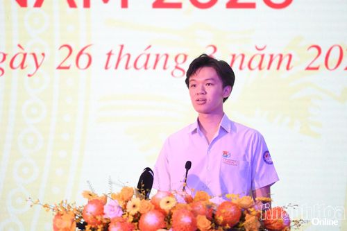 Học sinh Đoàn Thanh Tùng phát biểu tham luận tại hội nghị.