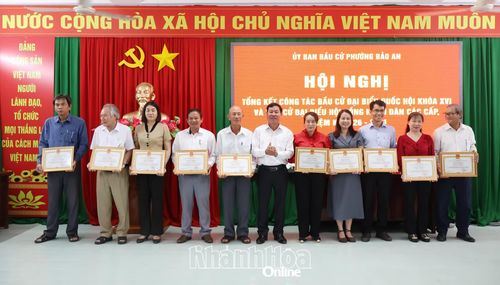Lãnh đạo phường Bảo An trao giấy khen cho các cá nhân.