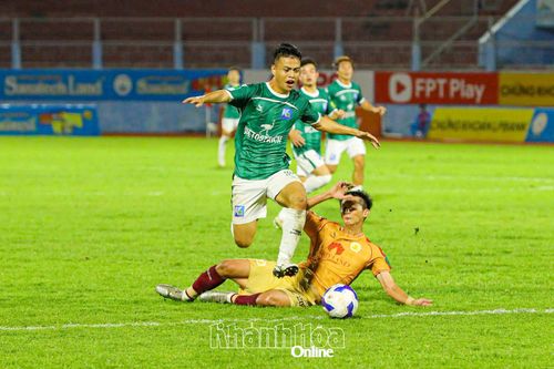 Các cầu thủ Khánh Hòa luôn nỗ lực vượt qua những khó khăn trên hành trình của mình.