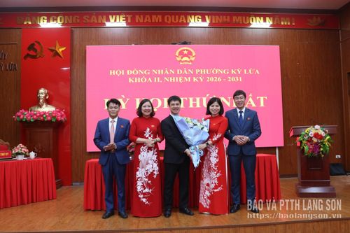Đồng chí Phó Bí thư Thường trực Đảng ủy phường tặng hoa chúc mừng các đồng chí được bầu giữ chức Chủ tịch, Phó Chủ tịch HĐND phường và Trưởng các ban của HĐND phường Kỳ Lừa khóa II
