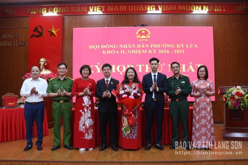 Đồng chí Bí thư Đảng ủy, Chủ tịch HĐND phường tặng hoa chúc mừng các đồng chí được bầu giữ chức Ủy viên UBND phường Kỳ Lừa khóa II