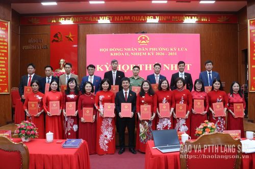 Các đại biểu nhận giấy chứng nhận đại biểu HĐND phường Kỳ Lừa khóa II, nhiệm kỳ 2026-2031