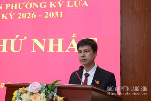 Đồng chí Hà Minh Anh, Tỉnh ủy viên, Bí thư Đảng ủy, Chủ tịch HĐND phường Kỳ Lừa khóa II phát biểu tại kỳ họp