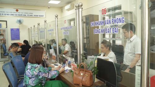 Người dân thực hiện thủ tục hành chính tại Trung tâm Phục vụ hành chính công xã Mậu A.