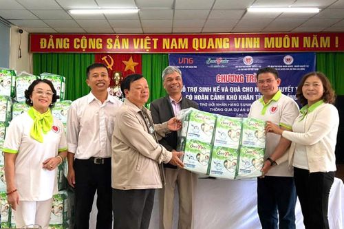 Trung tâm Bảo trợ xã hội tỉnh tiếp nhận 700 bịch tã người lớn từ nhà tài trợ để chăm sóc các cụ già neo đơn và bệnh nhân bị tai biến bại liệt