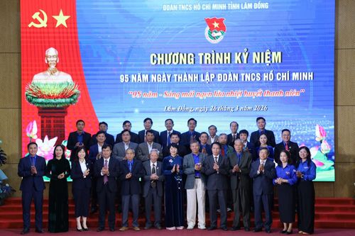 Các đại biểu chụp hình kỷ niệm tại chương trình