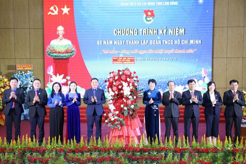 Tỉnh ủy, HĐND, UBND, Ủy ban MTTQ Việt Nam tỉnh Lâm Đồng tặng hoa chúc mừng