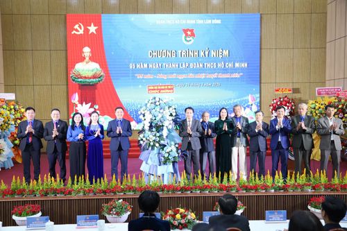 Nguyên cán bộ Đoàn qua các thời kỳ tặng hoa chúc mừng