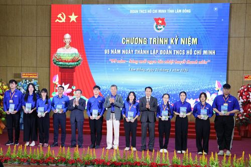 Trao học bổng cho 10 sinh viên có hoàn cảnh khó khăn, vươn lên trong học tập
