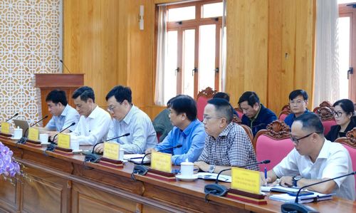 Đại diện lãnh đạo các sở, ngành và địa phương tham dự buổi làm việc