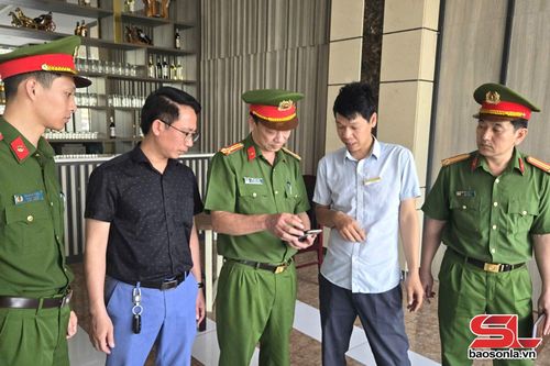 Lực lượng Cảnh sát PCCC và CNCH tuyên truyền, hướng dẫn lắp đặt thiết bị truyền tin báo cháy tại Khách sạn Hoa ban trắng, phường Tô Hiệu.