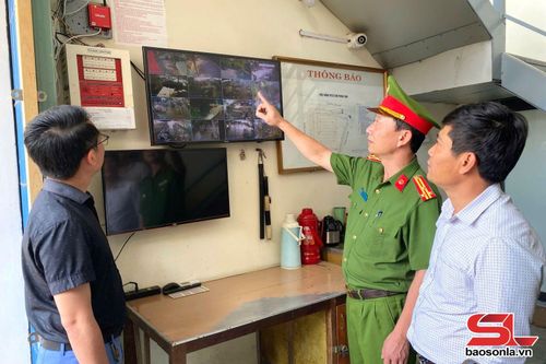 Lắp đặt thiết bị truyền tin báo cháy tại Chợ Trung tâm, phường Tô Hiệu.