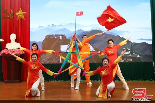 Tiết mục dân vũ của Đội thi đến từ Xí nghiệp Lưới điện cao thế.