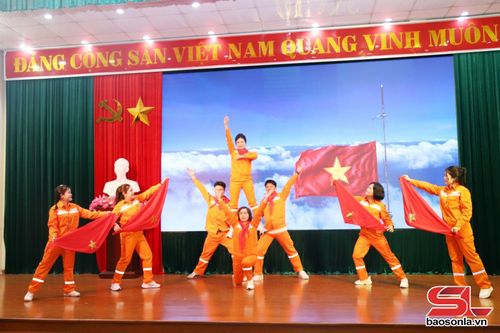 Tiết mục múa dân vũ của Đội quản lý điện lực khu vực Mường La.