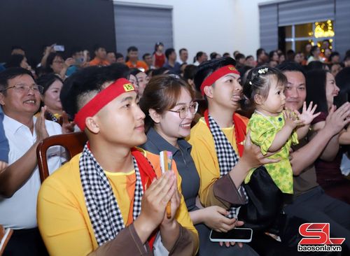 Đông đảo cán bộ, nhân viên và người thân đến cổ vũ các đội thi.