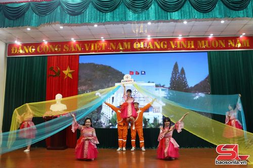 Tiết mục dân vũ của Đội thi Văn phòng Công ty.