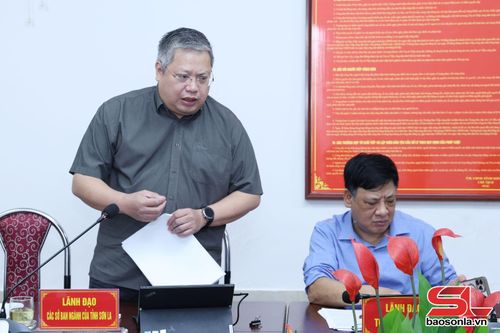 Đồng chí Giám đốc Sở Nông nghiệp và Môi trường giải đáp kiến nghị của công dân.