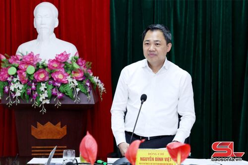 Đồng chí Nguyễn Đình Việt, Phó Bí thư Tỉnh ủy, Chủ tịch UBND tỉnh phát biểu tại cuộc tiếp công dân.