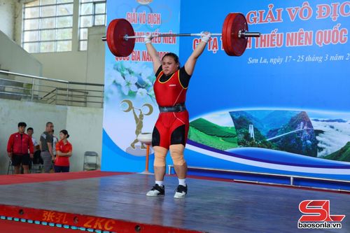 VĐV Tòng Thị Lý thi đấu nội dung cử đẩy hạng cân trên 63 kg.