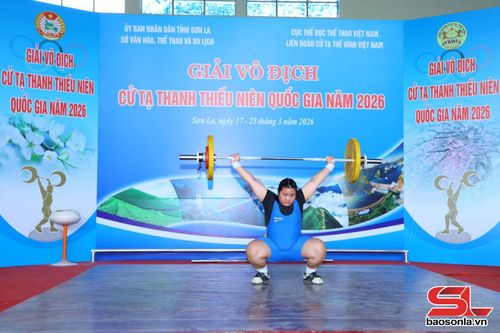 VĐV thi đấu nội dung cử đẩy hạng cân trên 63 kg nữ.
