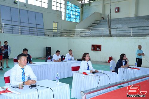 Ban Trọng tài chấm các nội dung thi đấu.