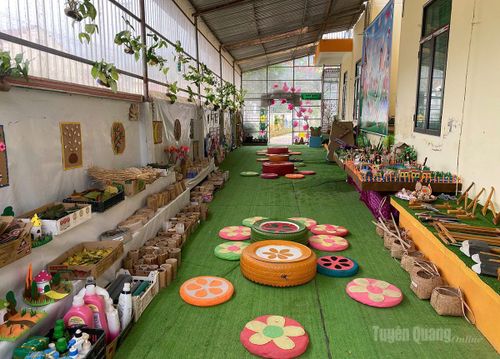Mỗi bức tranh, mỗi món đồ nhỏ là sự kết hợp giữa trí tưởng tượng hồn nhiên và những giá trị truyền thống được lồng ghép khéo léo.