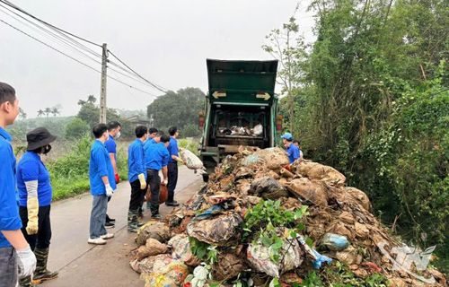 1,5 tấn rác thải được xử lý - 1 điểm đen ô nhiễm môi trường được xóa bỏ bằng tinh thần xung kích của tuổi trẻ phường Quan Triều.