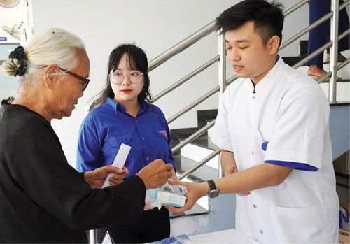 Đội ngũ y, bác sĩ trẻ khám bệnh và cấp phát thuốc miễn phí cho người dân phường Phú Bài trong Tháng Thanh niên 2026