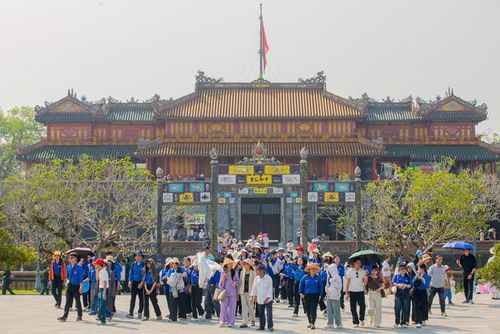 Rất đông các bạn đoàn viên thanh niên đến tham quan Đại Nội ngày 26/3