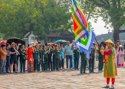 Xem lễ Đổi gác trước Ngọ Môn