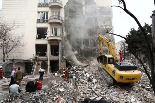 Một tòa nhà ở Tehran hư hại do cuộc tấn công của Mỹ - Israel ngày 23/3. Ảnh: Reuters