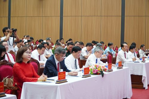 Lãnh đạo Thành ủy, HĐND, UBND thành phố tham dự hội nghị