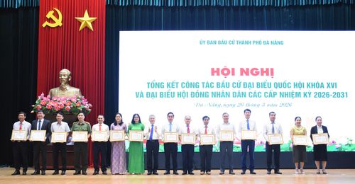 Phó Bí thư Thành ủy, Chủ tịch HĐND thành phố Nguyễn Đức Dũng trao bằng khen cho các cá nhân có thành tích xuất sắc trong công tác bầu cử