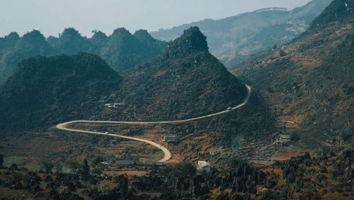 Dốc chữ M uốn lượn giữa núi rừng Hà Giang hùng vĩ. Ảnh: JB_BuiManhTuan / Shutterstock