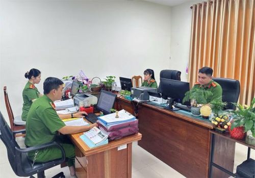Cán bộ, chiến sĩ Phòng Cảnh sát QLHC về TTXH, Công an tỉnh Cà Mau thực hiện nhiệm vụ giải quyết thủ tục hành chính cho người dân nhanh gọn, đúng quy định.