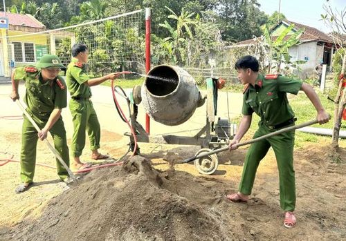 Công an xã A Lưới 5 giúp người dân ở thôn Pa Ring - Cân Sâm xây dựng công trình phục vụ sinh hoạt cộng đồng.
