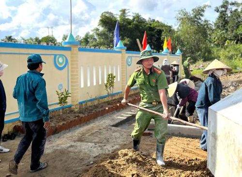 ĐVTN Công an xã A Lưới 4 hỗ trợ cải tạo khuôn viên Trường mầm non Hương Lâm.