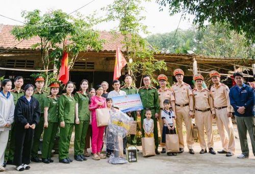 CBCS Công an phường Vỹ Dạ (TP Huế) thăm hỏi, tặng quà gia đình anh Ngô Ân Định.