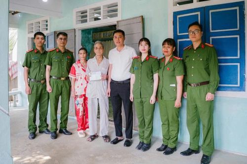 Công an phường Vỹ Dạ tặng quà hỗ trợ, giúp gia đình ông Huỳnh Đủ vơi bớt khó khăn.