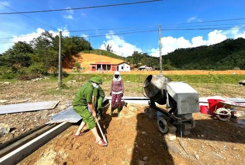 Với phong trào thi đua “Ba nhất: Kỷ luật nhất – Trung thành nhất – Gần dân nhất”, tuổi trẻ Công an các xã miền biên giới A Lưới thực hiện nhiều công trình, phần việc ý nghĩa.