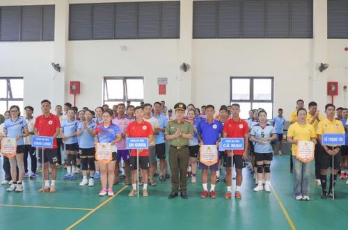 Đại tá Lê Tấn Vinh, Phó Giám đốc Công an tỉnh Cà Mau trao cờ lưu niệm cho các đội thi.