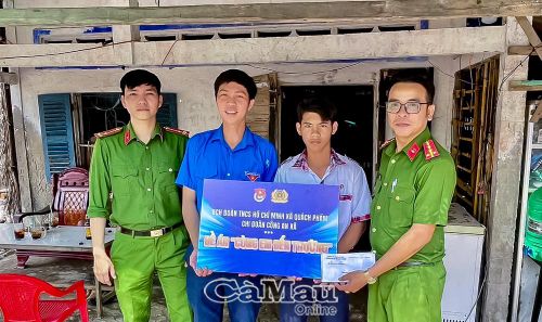 Chi đoàn Công an Xã Quách Phẩm thực hiện Đề án “Cùng em đến trường” hỗ trợ học sinh có hoàn cảnh khó khăn. 