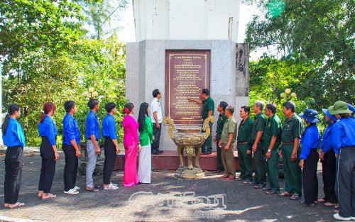  Đoàn viên, thanh niên Xã Phan Ngọc Hiển thường xuyên tổ chức hoạt động thăm địa chỉ đỏ vào các dịp lễ, Tết, Tháng thanh niên nhằm ôn lại truyền thống, khơi dậy tinh thần xung kích, tình nguyện vì cộng đồng.
