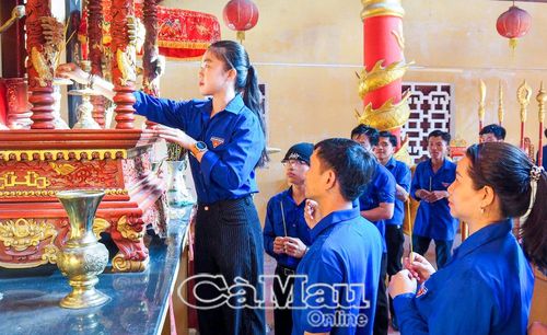 Cán bộ, đoàn viên, thanh niên Phường Lý Văn Lâm tổ chức hoạt động thăm địa chỉ đỏ tại Đình Tân Hưng.