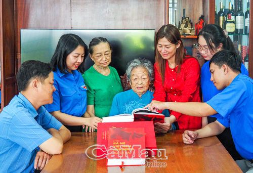  Cán bộ, đoàn viên, thanh niên phường Hòa Thành thăm Mẹ VNAH Nguyễn Kim Mai, tri ân công lao to lớn của Mẹ.