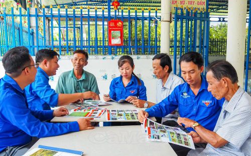 Chi đoàn Vườn Quốc gia U Minh Hạ, phối hợp với Chi đoàn ấp Vồ Dơi tuyên truyền phòng cháy chữa cháy rừng mùa khô cho bà con trên địa bàn.