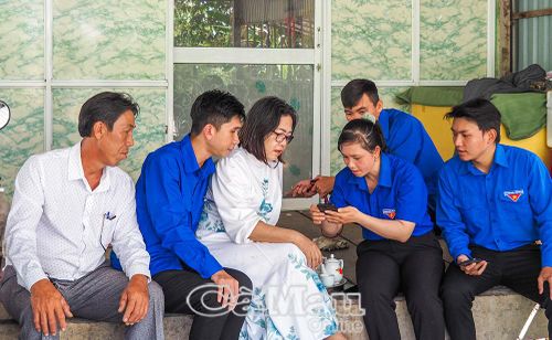 Cán bộ, đoàn viên, thanh niên xã Tân Thuận hỗ trợ người dân tiếp cận công nghệ, sử dụng thanh toán không tiền mặt và cài đặt các ứng dụng số.