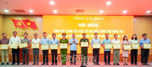 Đồng chí Lữ Văn Hùng, Trưởng đoàn đại biểu Quốc hội tỉnh, trao bằng khen cho tập thể có thành tích xuất sắc trong công tác bầu cử.