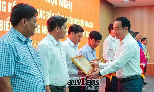 Chủ tịch UBND tỉnh Mau Lữ Quang Ngời trao bằng khen cho tập thể có thành tích xuất sắc trong công tác bầu cử.
